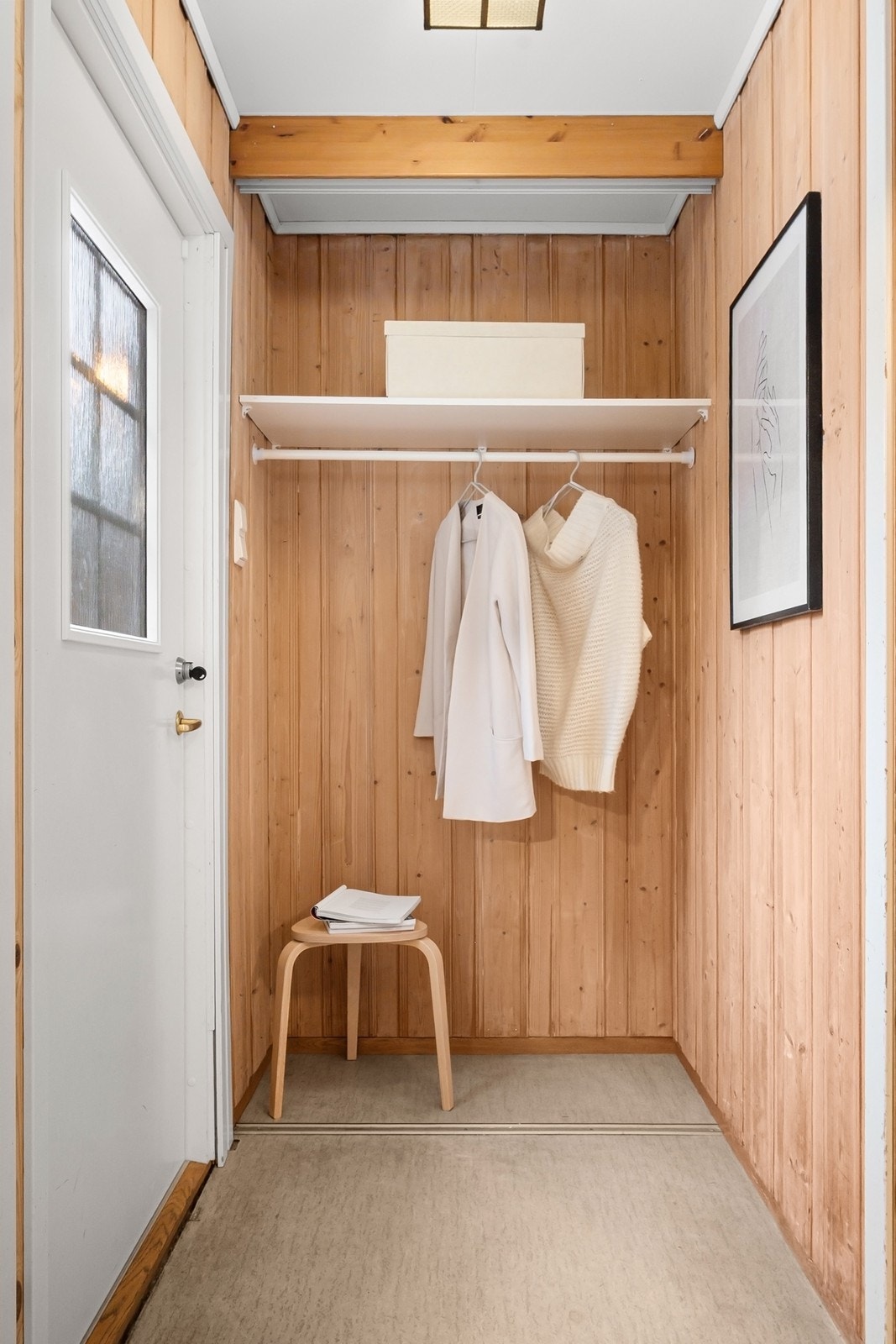 Inngangsparti med plass til å henge fra seg yttertøyet og legge fra seg skoene. Galleribilde