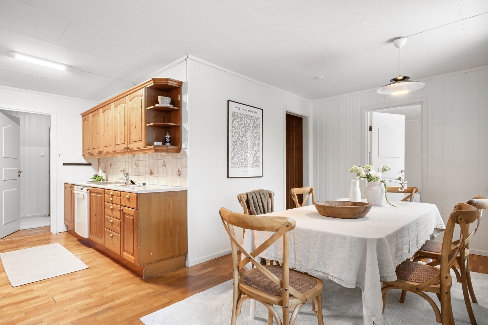 Eldre kjøkkeninnredning med integrert platetopp og stekeovn. Galleribilde