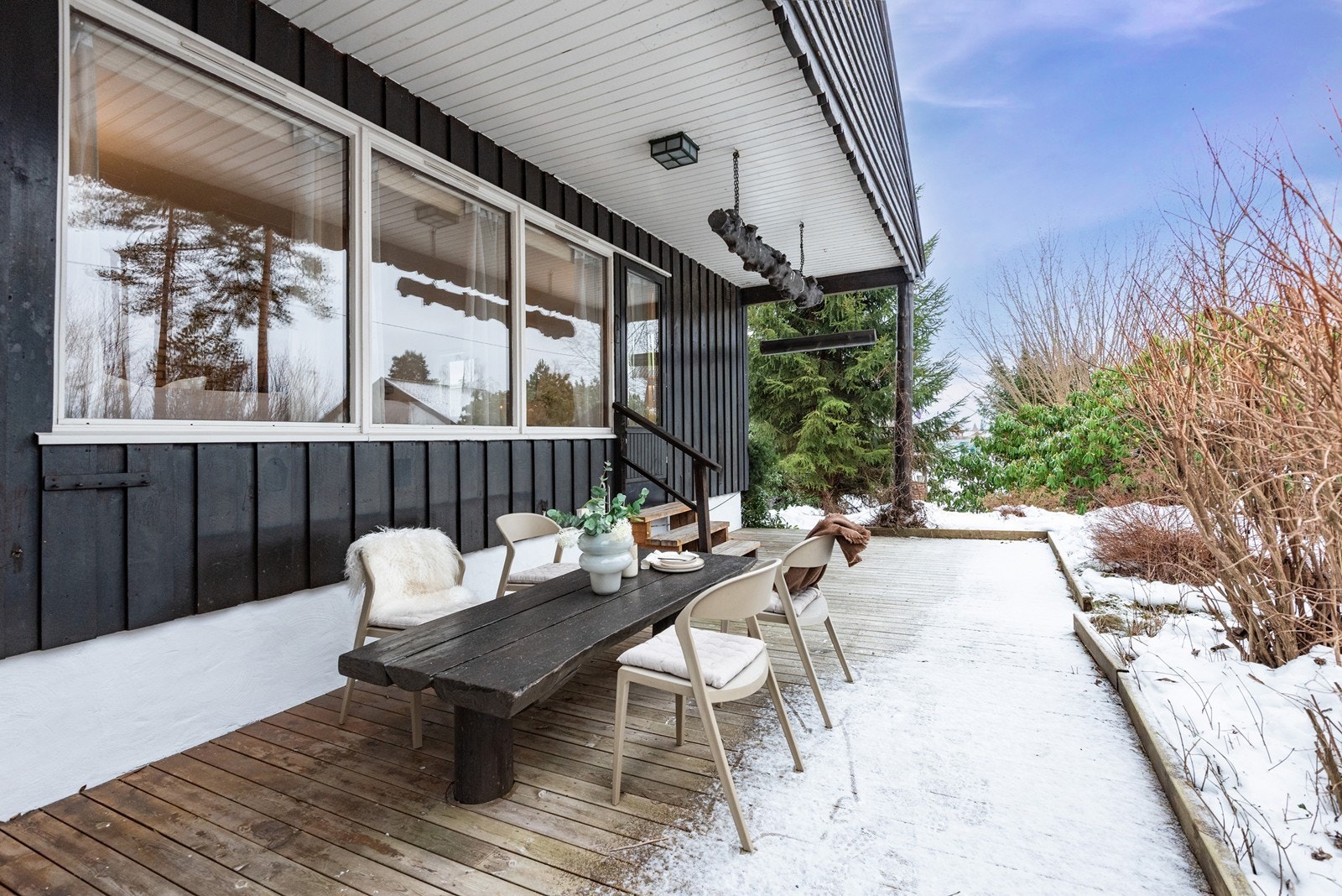 Eiendommen har en fantastisk tomt med god boltringsplass for store og små. Galleribilde