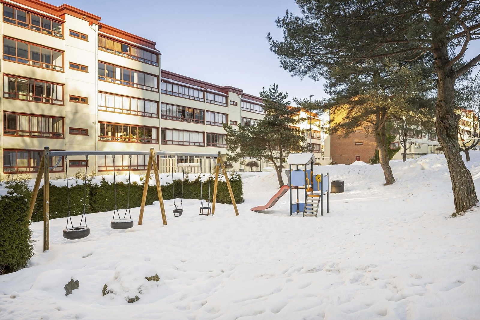 Dagligvarehandelen kan gjøres enten på Kiwi, eller Coop Ekstra som ligger på den andre siden av skolen. Coop Ekstra har også postkontor. Det er også pakkeboks i borettslaget. Galleribilde