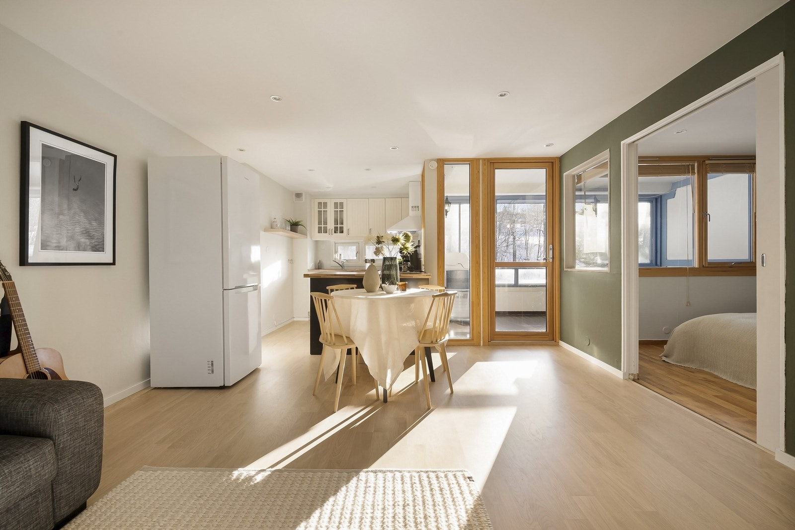 Stor deilig stue med åpen kjøkkenløsning, utgang til balkong og smart skyvedørsløsning inn til soverom.
Foto: Martine Eren Jacobsen Galleribilde