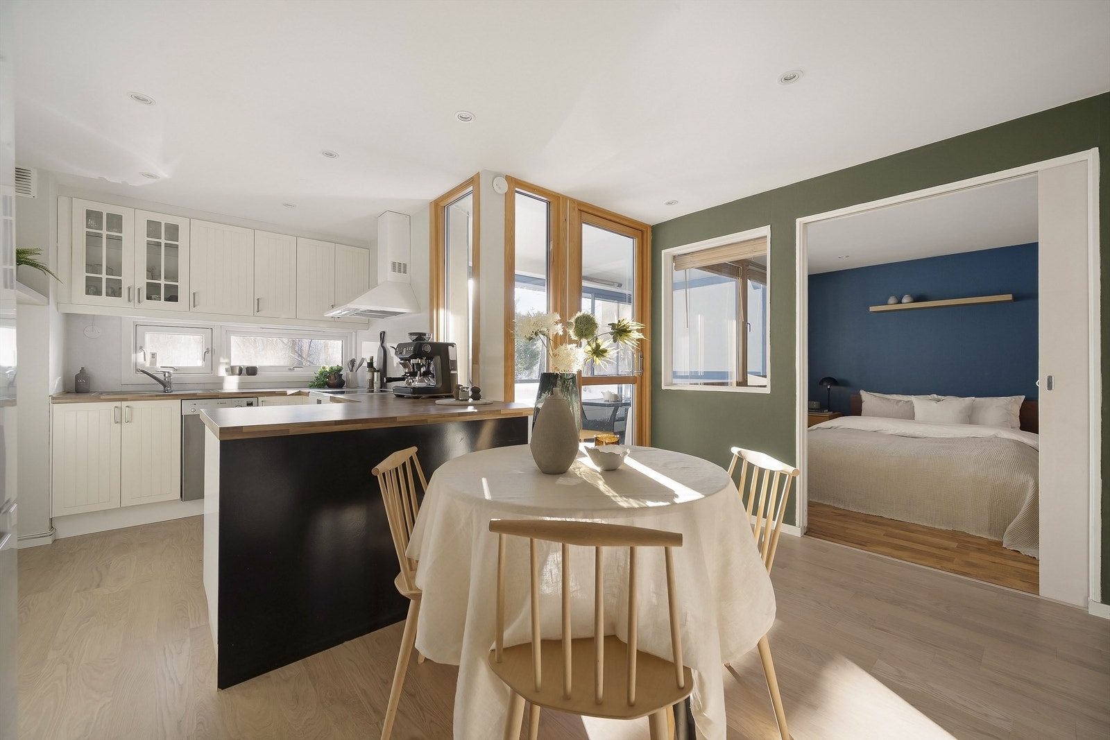 Stue med åpen kjøkkenløsning. Galleribilde