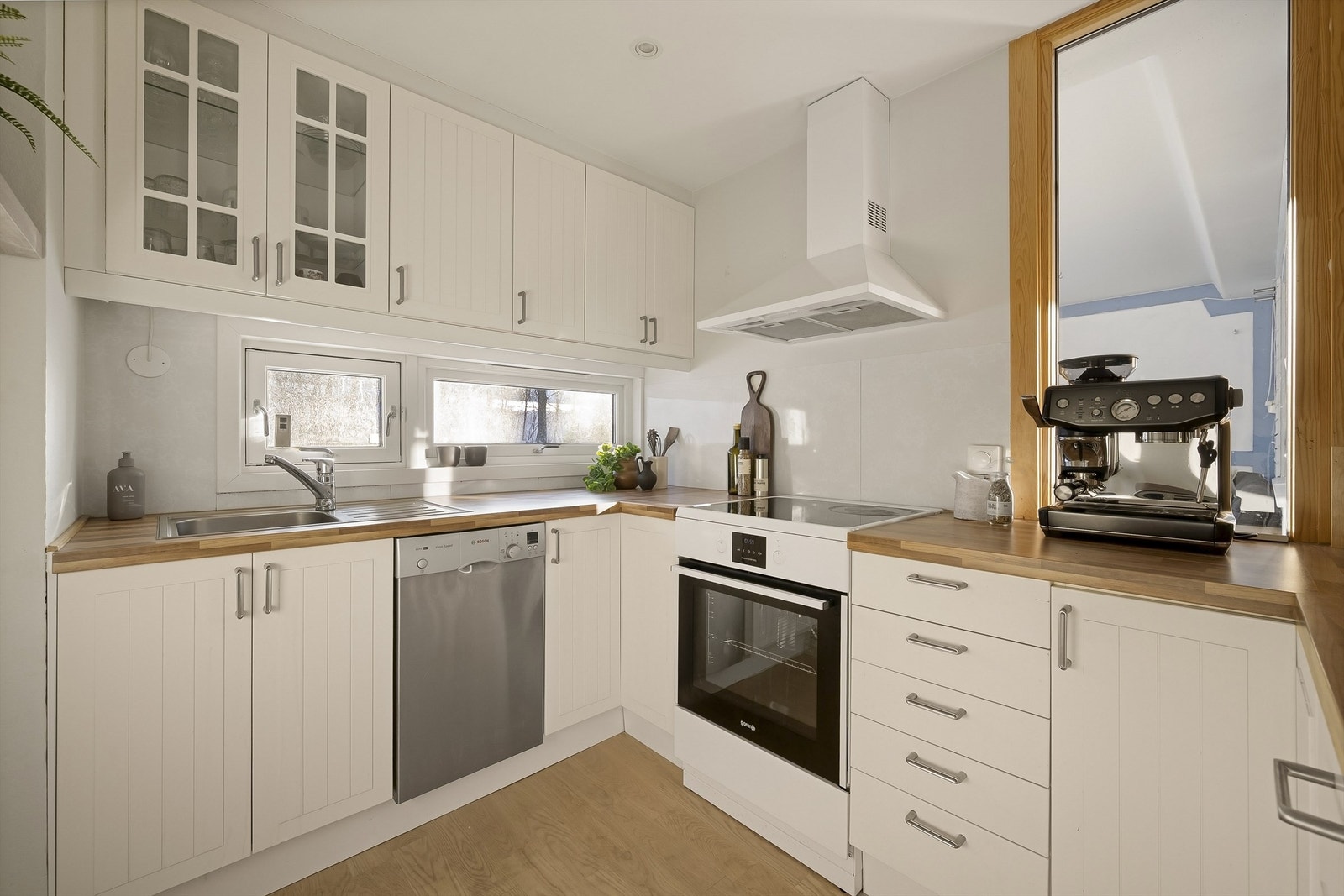 Åpen kjøkkenløsning med innredning fra 2008, benkeplate fra 2019 og downlights i taket.
Foto: Martine Eren Jacobsen. Galleribilde