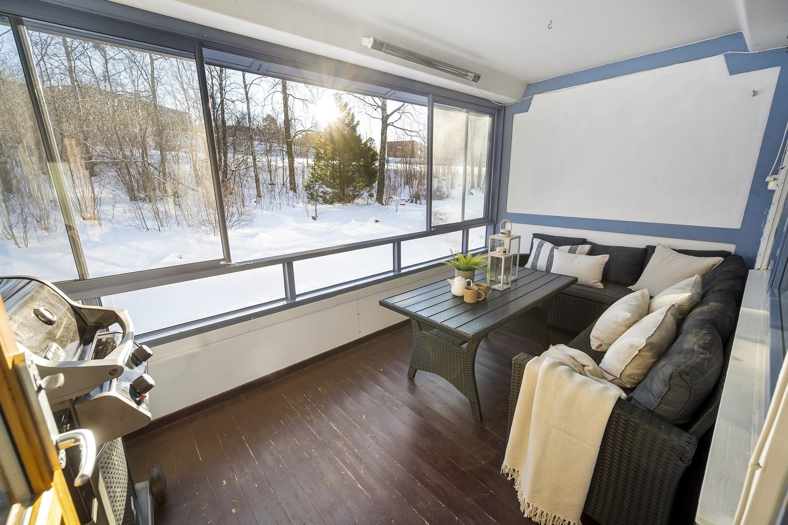 Sydvendt, innglasset balkong på ca 10 kvm, som forlenger stuen i hele sommerhalvåret. Galleribilde