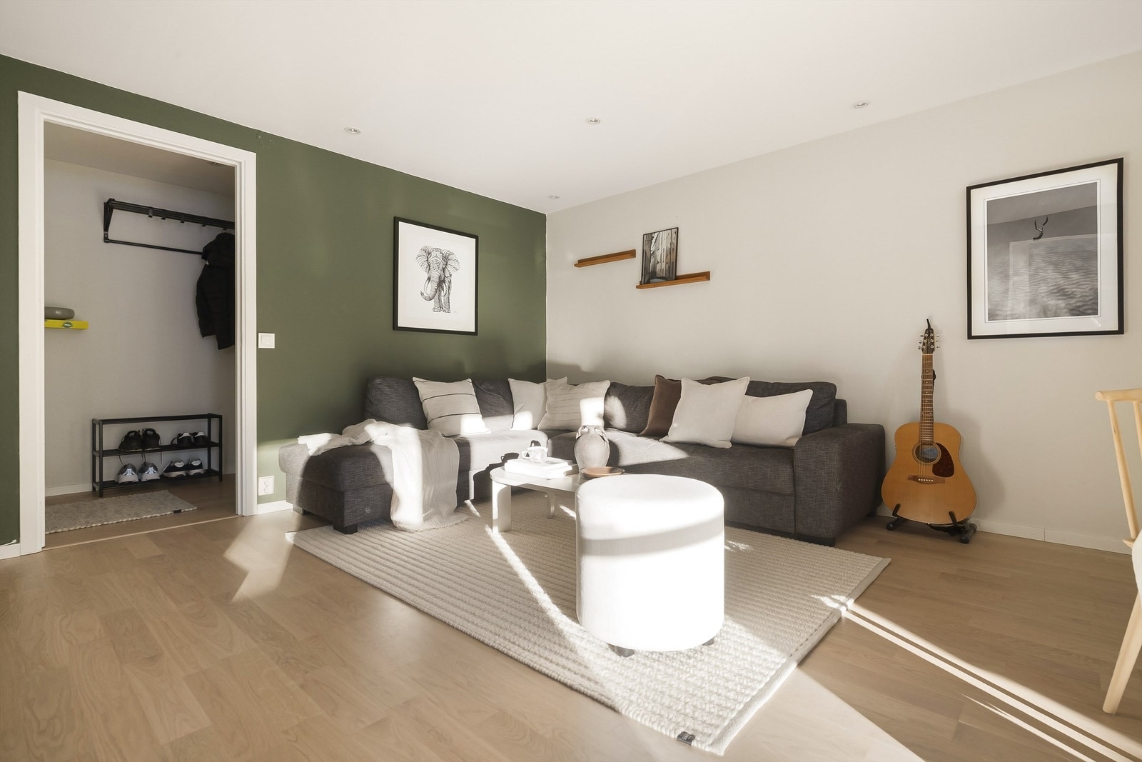 Hyggelig sofagruppe med plass til stor vinkelsofa. Galleribilde