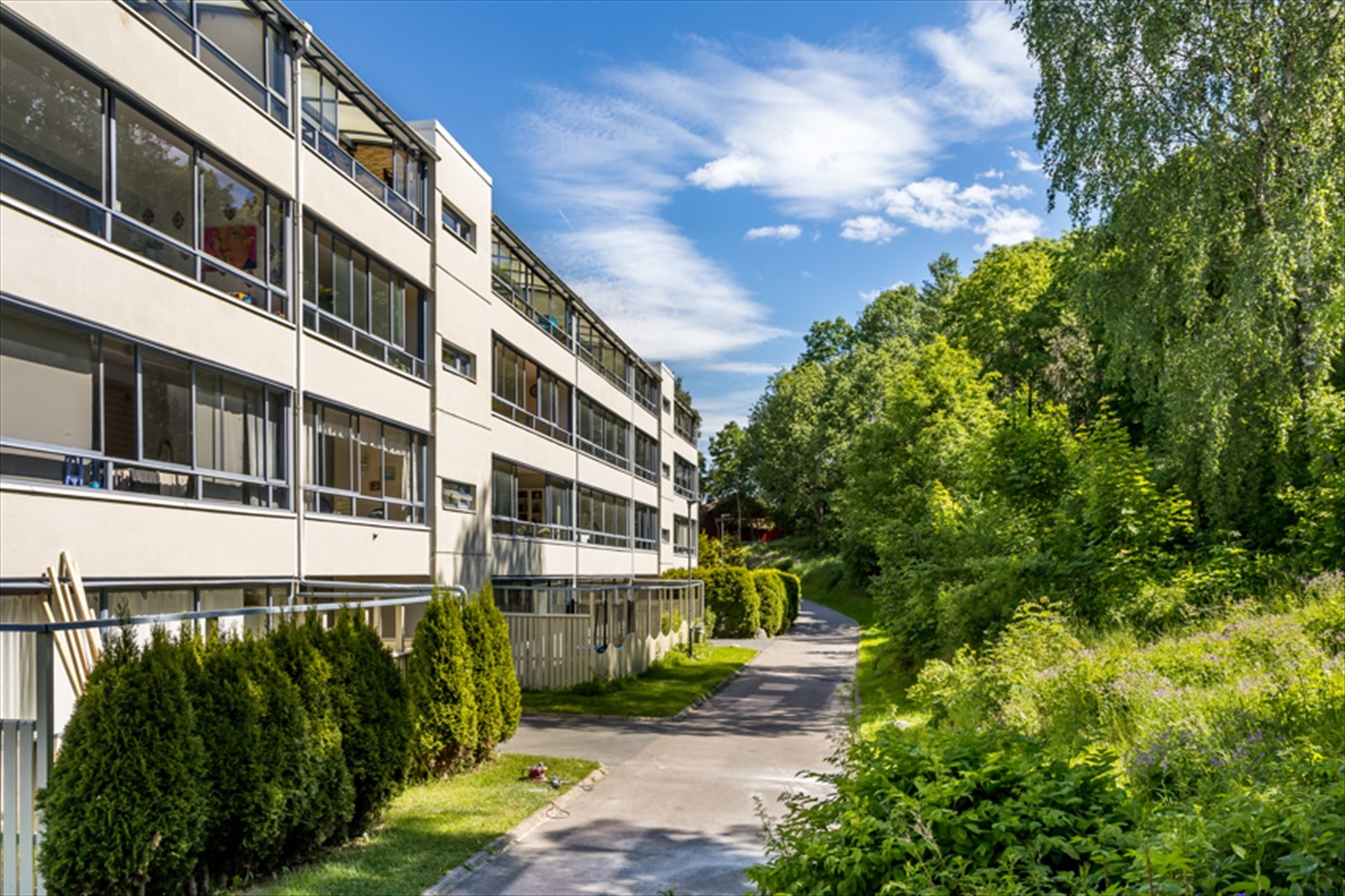 Velkommen til romslig og lys 2-roms i 2. etasje i Lindebergveien 19A!
(foto tatt ca 2020) Galleribilde