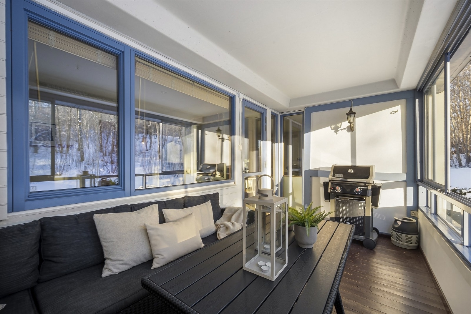 Det er tillatt å bruke gass og/eller elektrisk grill på terrasser og balkonger under forutsetning av at det vises et visst hensyn til naboer ved bruk av grill og at det utvises stor forsiktighet med hensyn til faren for brann. Galleribilde