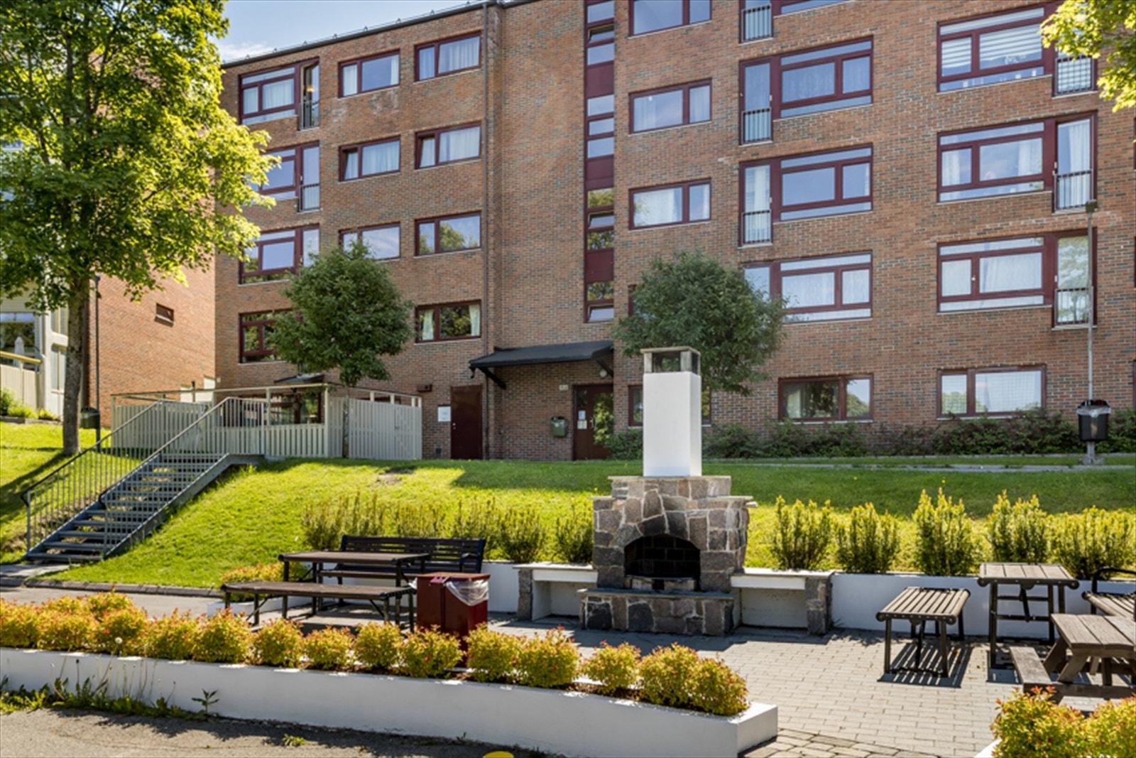 Fasaden på inngangssiden, sommerstid. Galleribilde