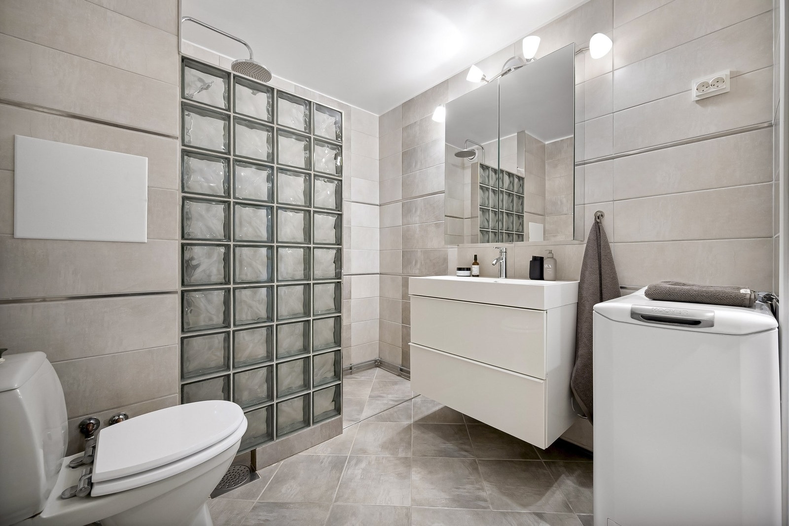 Stort flislagt bad/WC, som ble overflateoppusset av tidligere eiere i ca 2012.
Opplegg for vaskemaskin. Galleribilde