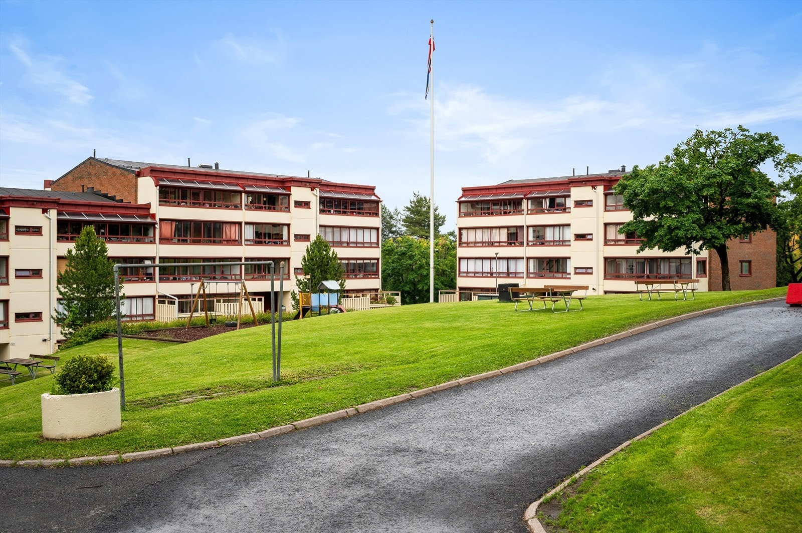 Fra Lindeberg går det vei til Verdensparken på Furuset. Parkanlegget har store grøntområder med flere store møteplasser, lekelandskap og idyllisk bekk som bidrar til ekstra sjarm. Her er også et amfi, frukthage og Norges første parkouranlegg. Galleribilde