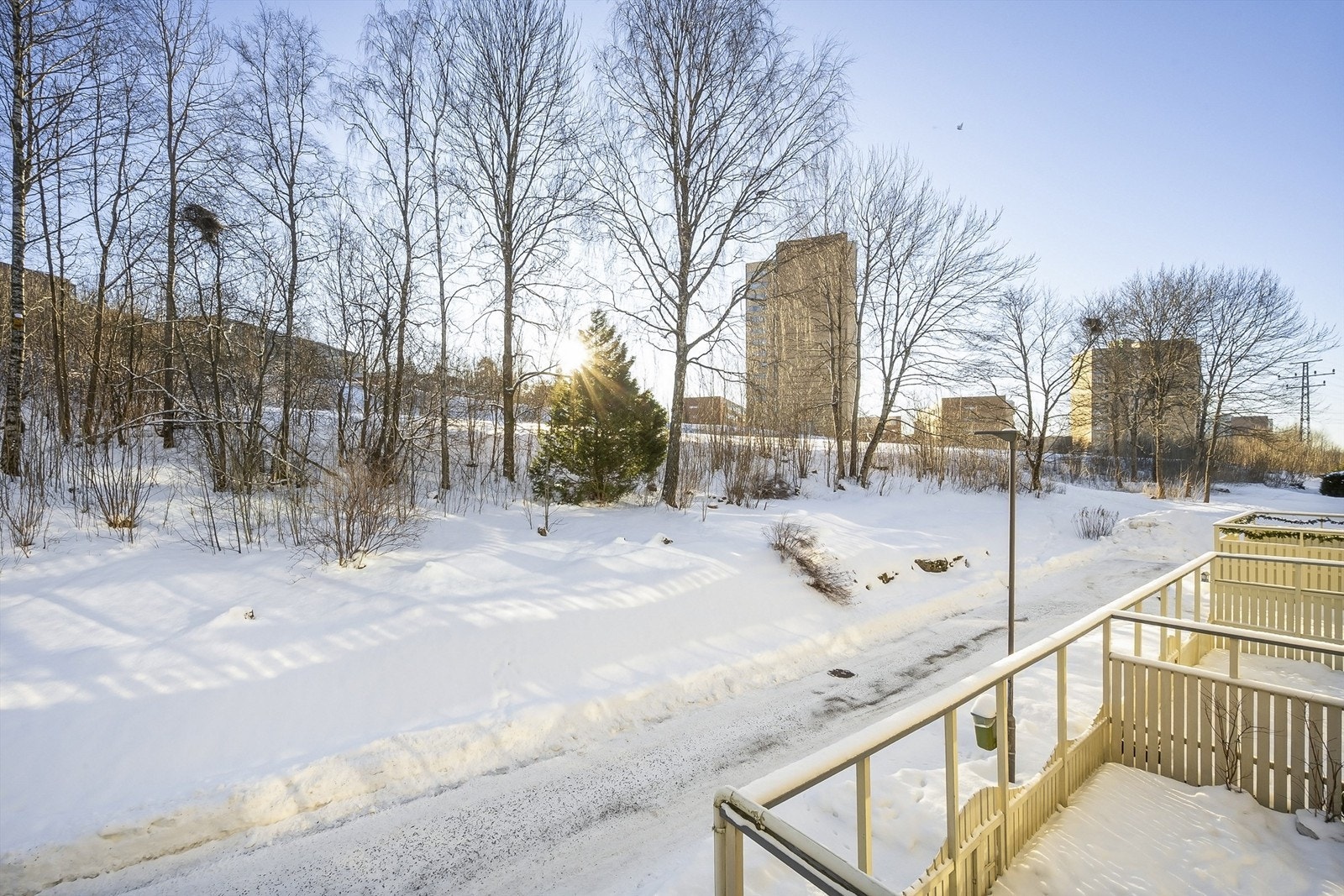 Luftig og hyggelig utsyn fra innglasset balkong, mot internvei og mot skogholt. Galleribilde