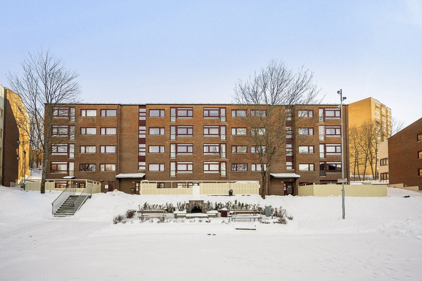 Store fellesarealer omkranser blokkene i borettslaget. Galleribilde