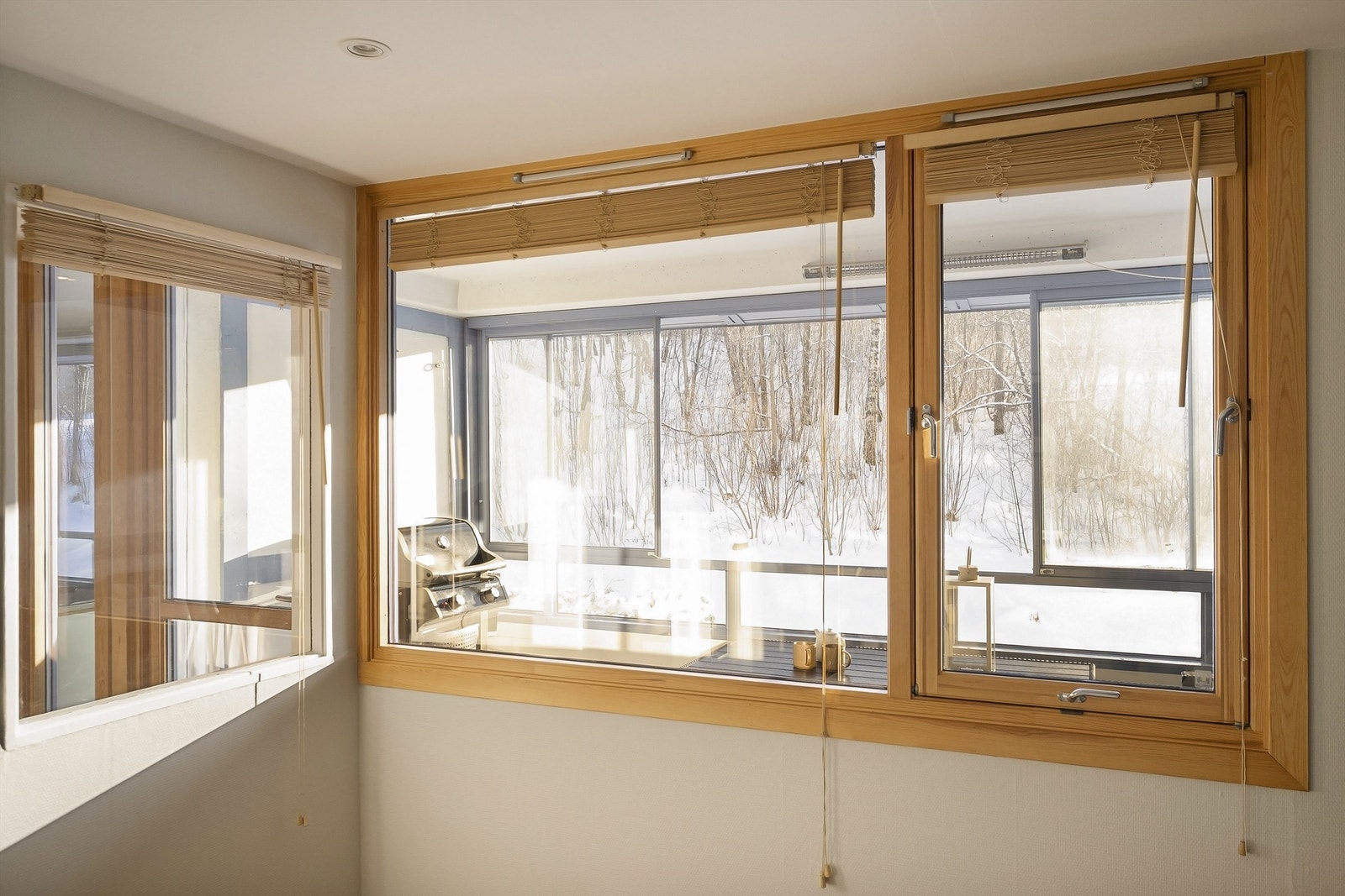 Soverom mot innglasset balkong. Galleribilde