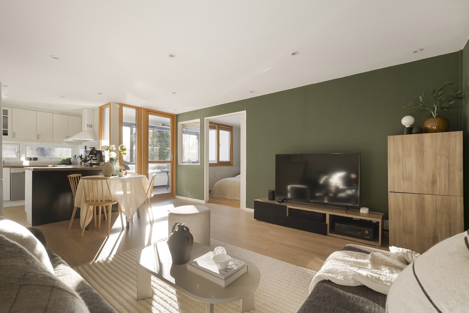 Oversiktsbilde av stuen med åpen kjøkkenløsning. Galleribilde