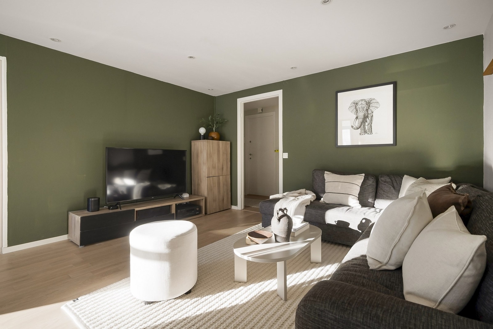 Stuen er malt i delikat grønntone. Galleribilde