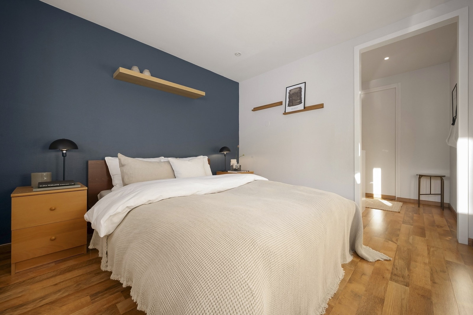 Fra soverommet er det passasje til et smart og praktisk omkledningsrom/walk-in-closet og videre inn til badet. Galleribilde