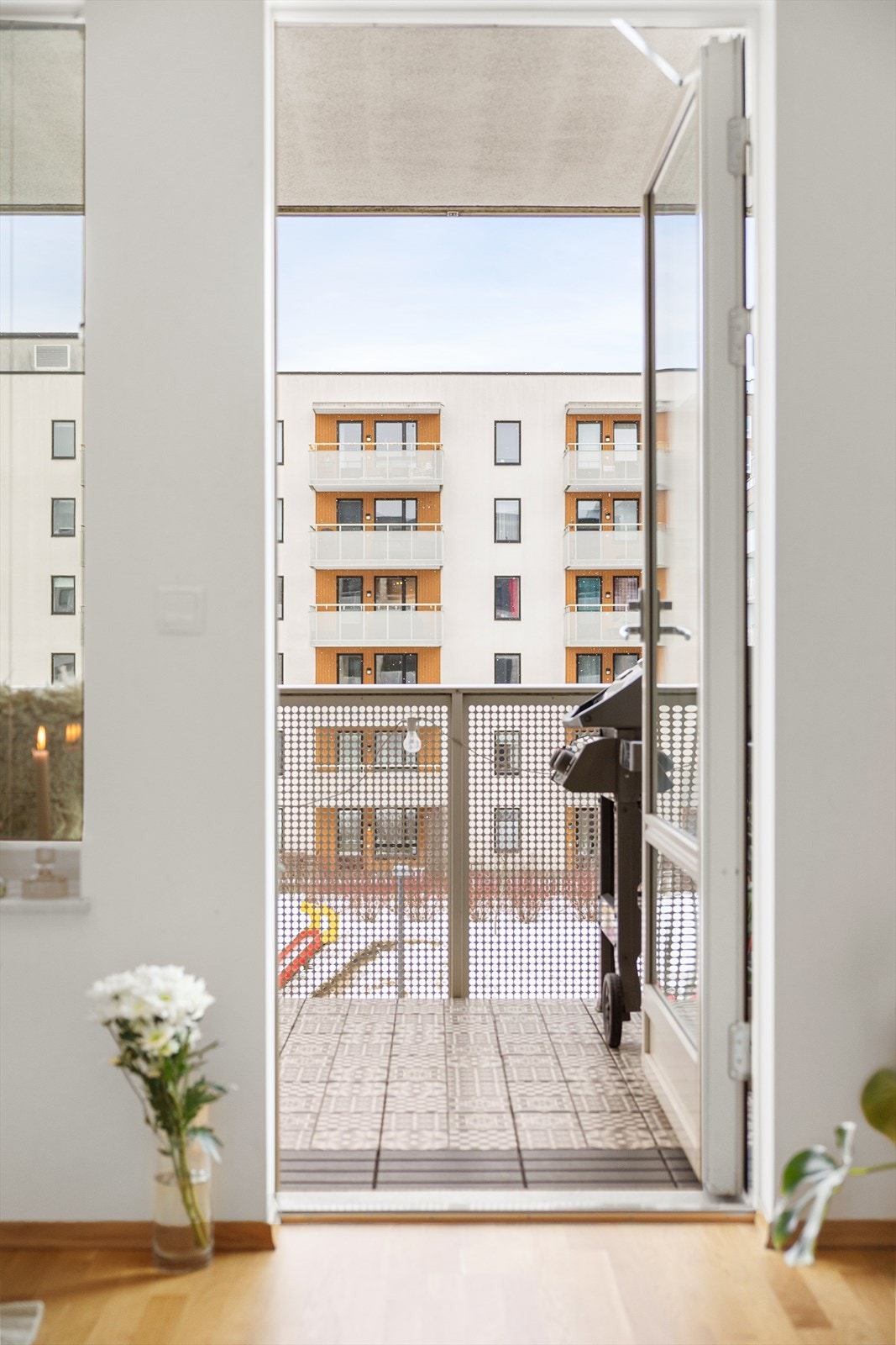 Fra stuen er det direkte utgang til en herlig balkong. Galleribilde