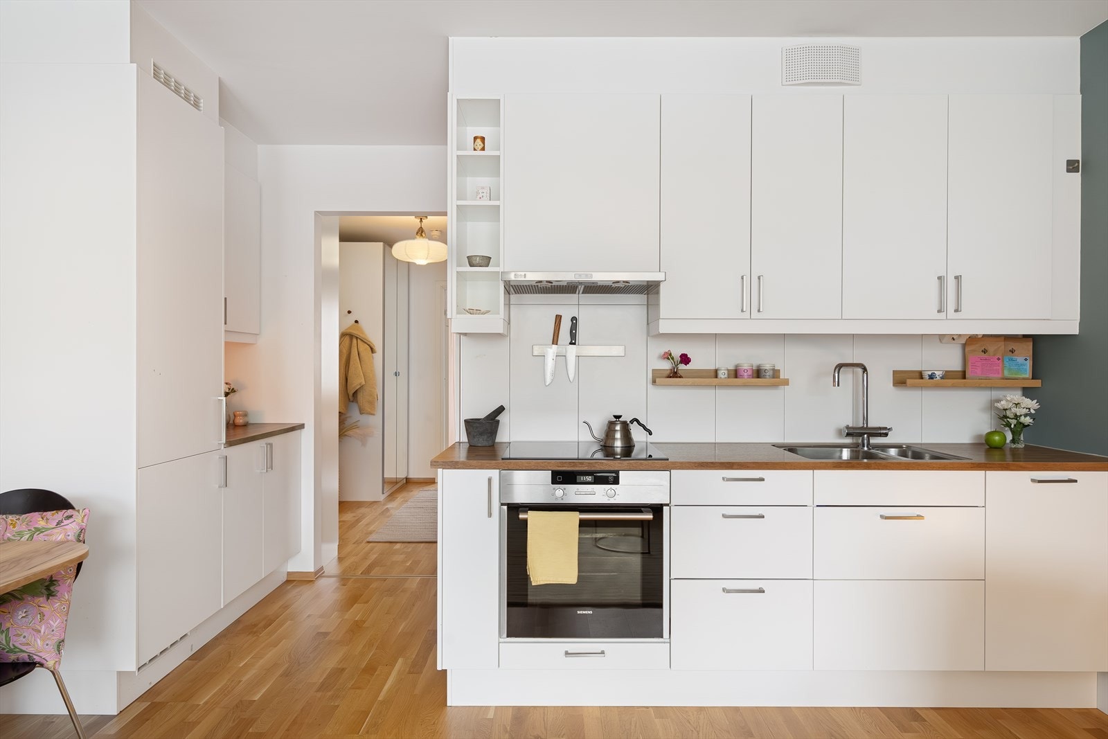 Innredningen har mekanisk avtrekksvifte over stekesonen samt integrerte hvitevarer bestående av oppvaskmaskin, kjøl og fryseskap, platetopp og stekeovn. Galleribilde