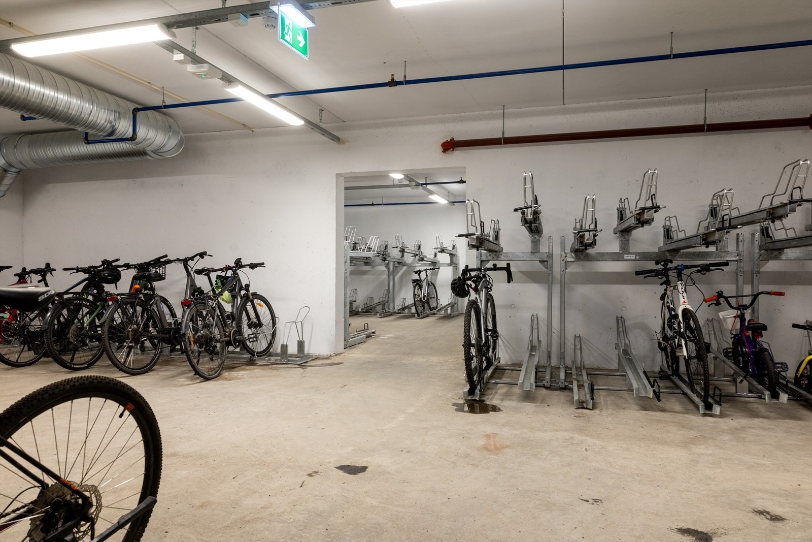 Sameiets beboere har tilgang til stor sykkelgarasje i kjeller. Galleribilde