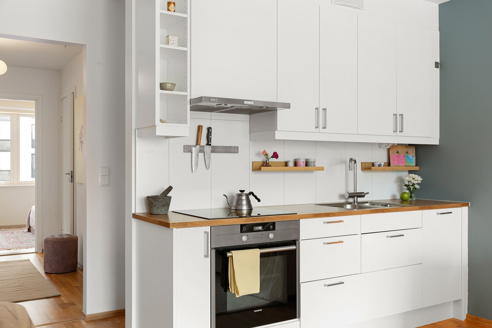 Pent kjøkken med kjøkkeninnredning fra Marbodal med glatte laminerte fronter og laminert benkeplate med nedsenket oppvaskkum og ettgreps blandebatteri fra Tapwell. Galleribilde