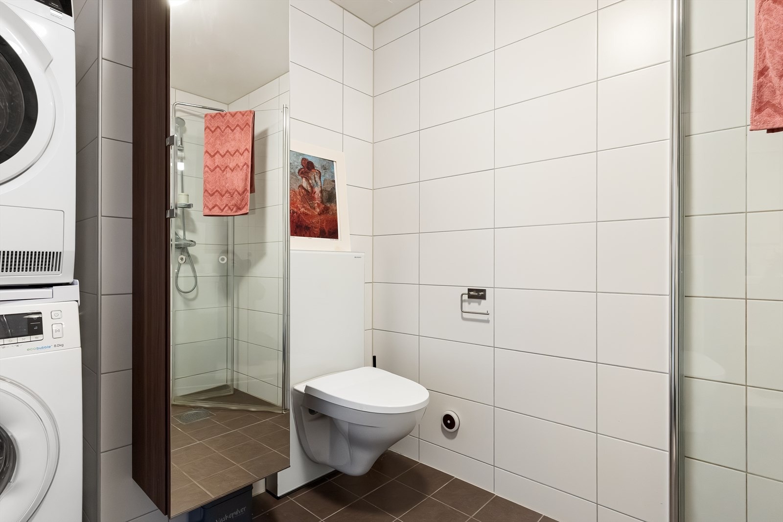 Badet er utstyrt med mekanisk avtrekk, opplegg for vaskemaskin, innfellbare dusjdører, veggmontert wc samt servantskap med ettgreps blandebatteri fra Tapwell. Galleribilde