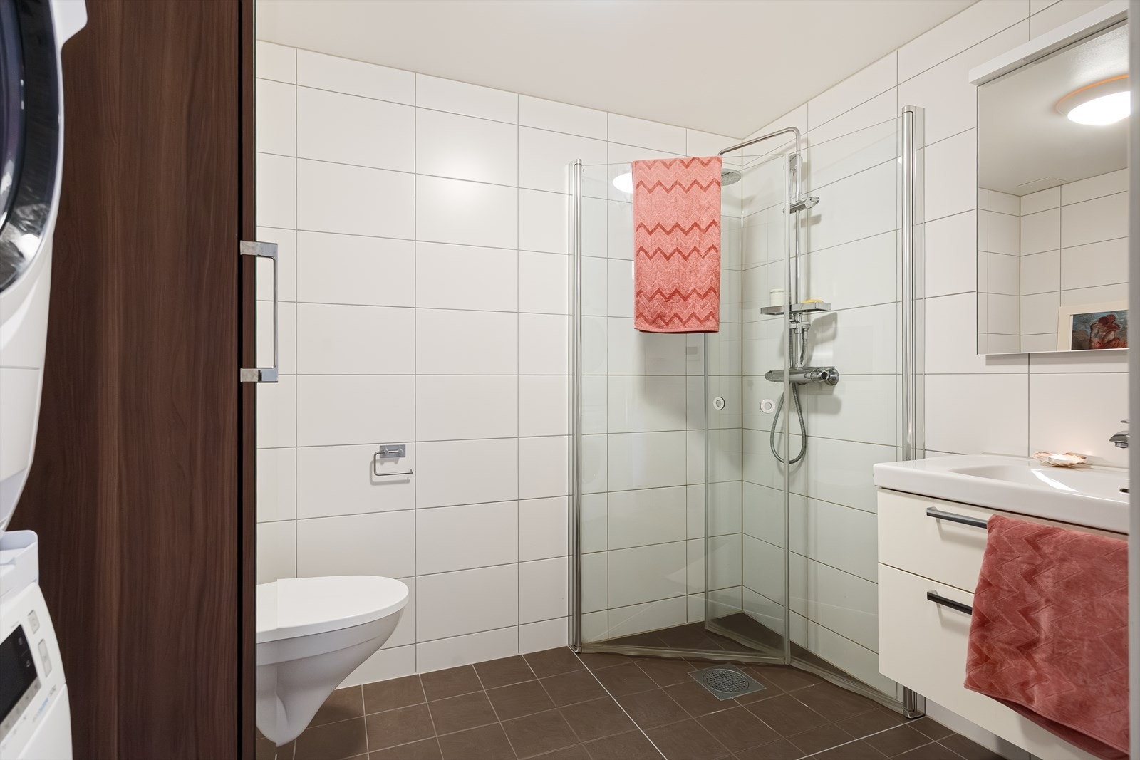 Stilrent bad fra byggeår med gulvvarme. Galleribilde