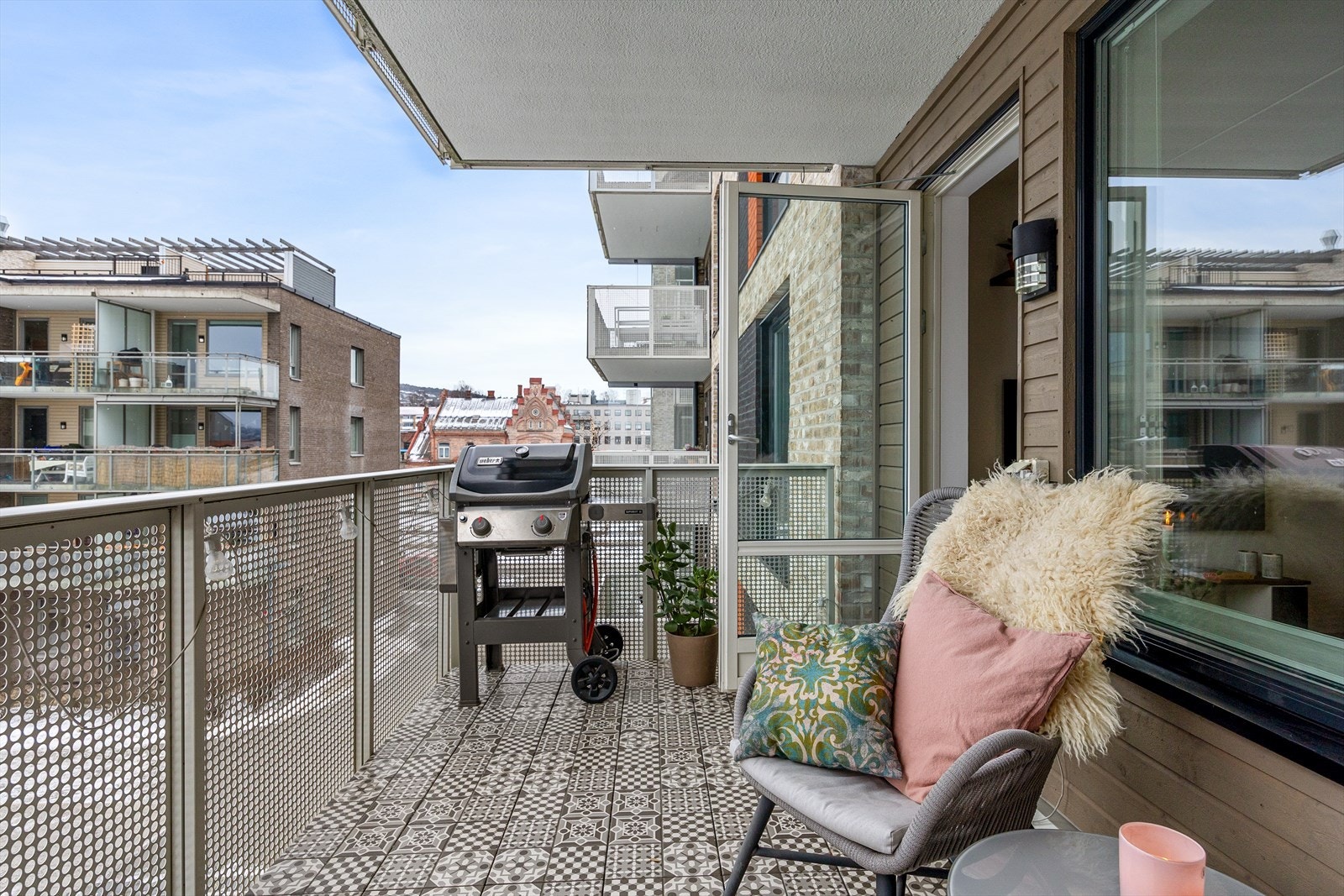 Balkongen er på hele 9 kvm. Her er det god plass til utemøbler og grill. Galleribilde