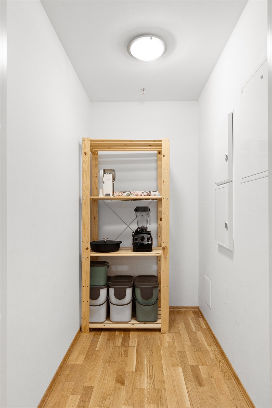 I entréen er det også tilgang til en innvending bod. Perfekt for lagring av husholdningsartikler. Galleribilde