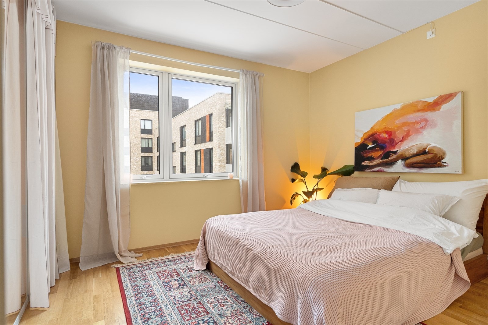 Romslig soverom med god plass til dobbeltseng. Galleribilde