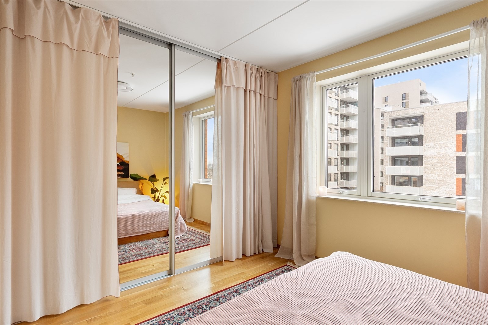 Det er rikelig med oppbevaringsplass i skyvedørsgarderobe. Galleribilde