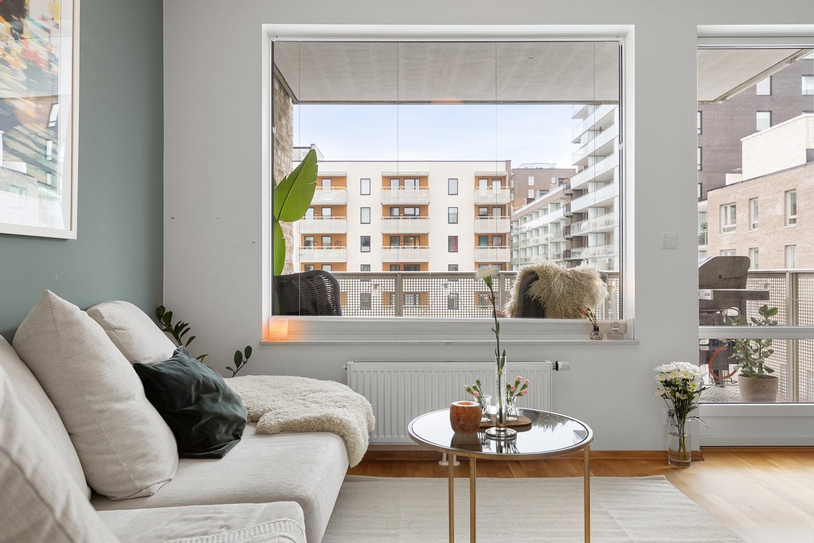 Store vindusflater gir rikelig med naturlig lys. Galleribilde