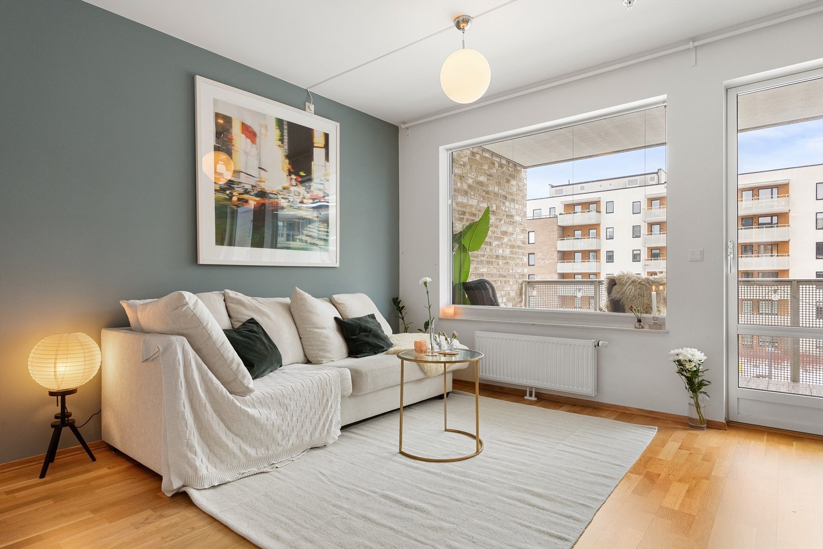 Romslig og innbydende stue med god plass til både sofagruppe og spisebord. Galleribilde