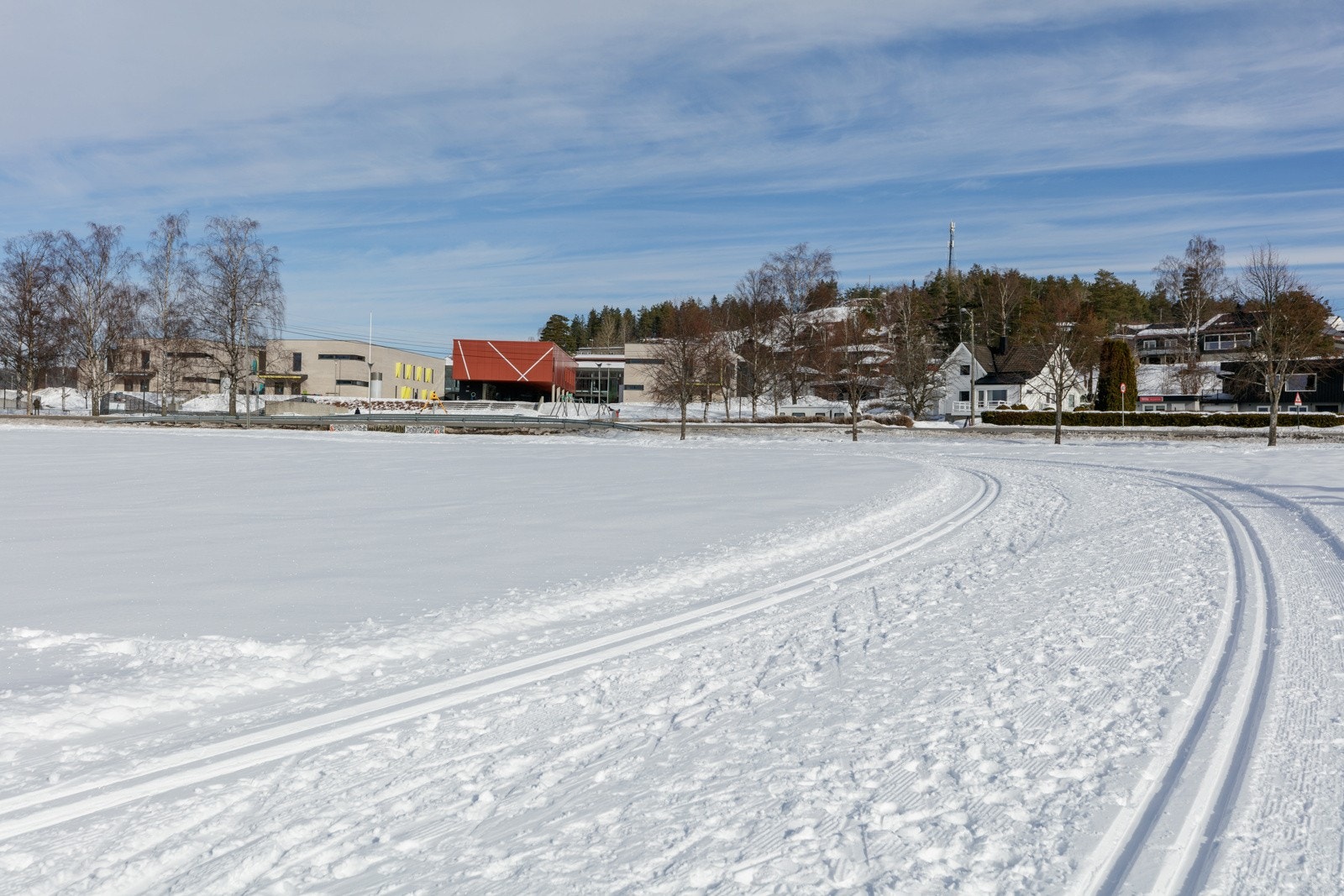Det er oppkjørte skispor på jordet ved Midtbygda skole Galleribilde