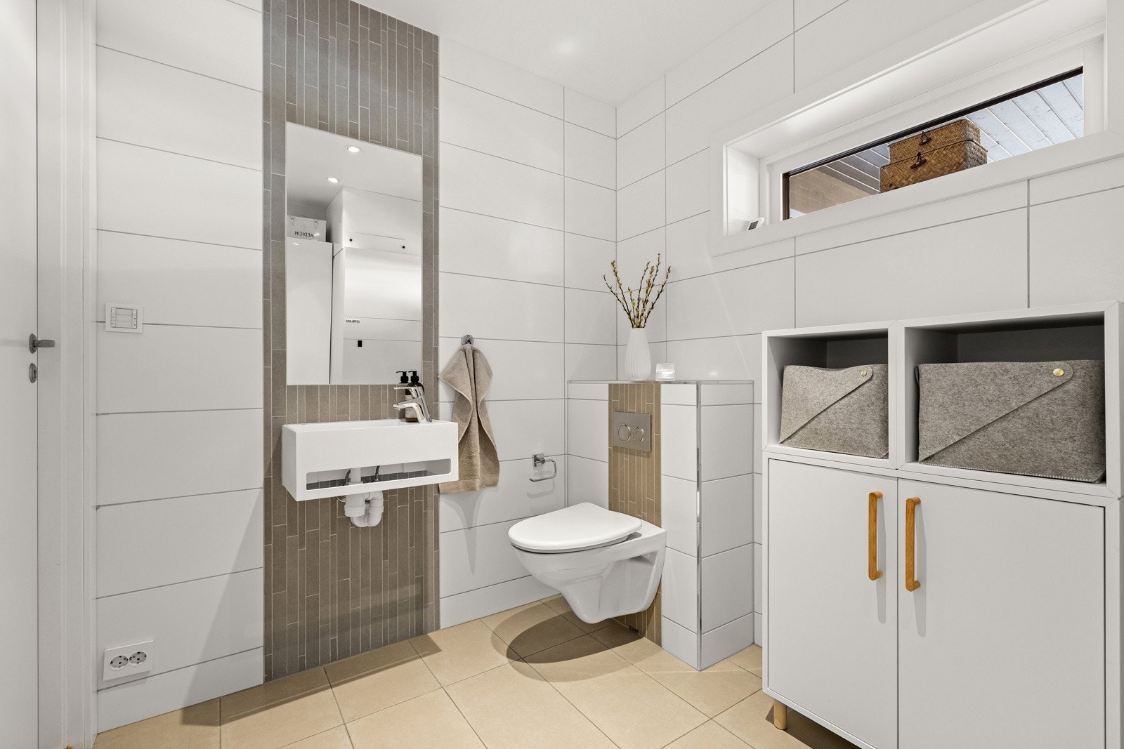 Gjestetoalett med servant på vaskerom/teknisk rom i 1. etasje Galleribilde