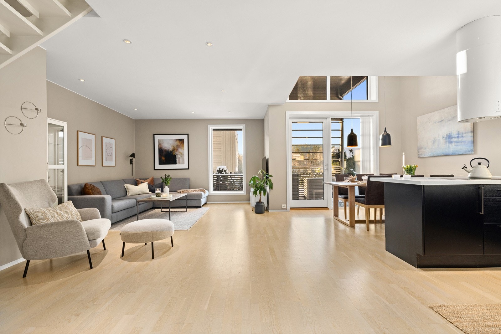 Stor og lys stue med åpen løsning til kjøkkenet Galleribilde