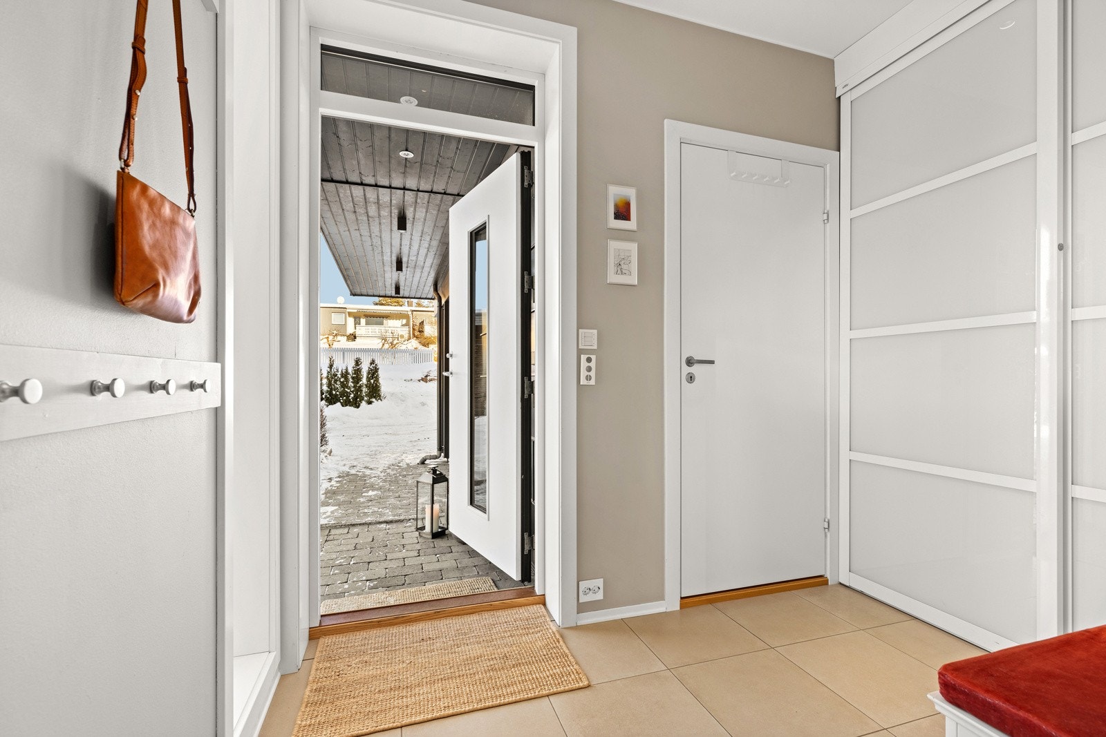 Entre med inngang til vaskerom og ekstratoalett Galleribilde