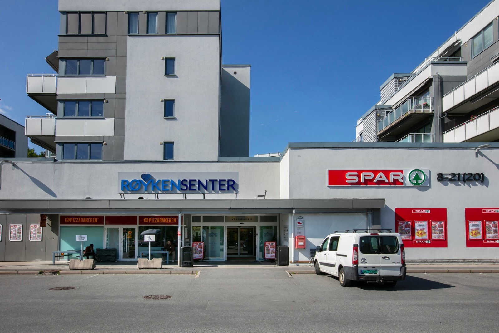 Røyken nærsenter (Spar, Nille, Sport 1, Normal, Apotek 1, Pizzabakeren, frisør, bank og kafe) Galleribilde