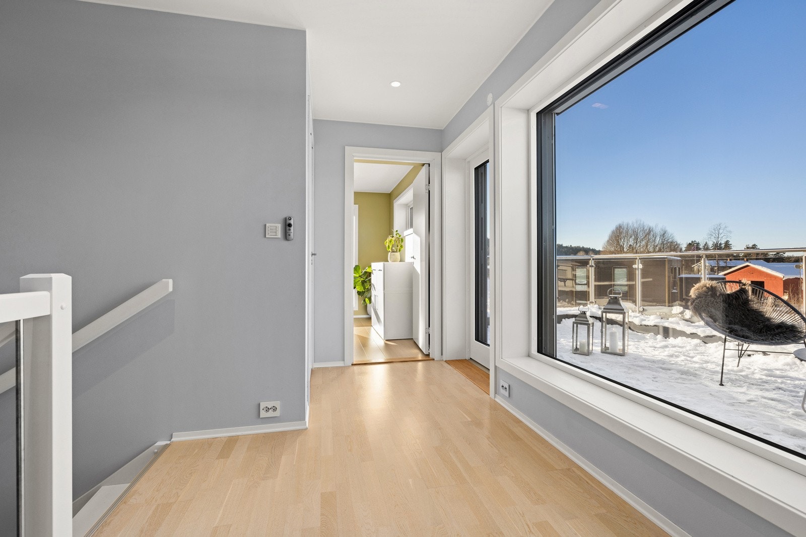 Gang med utgang til takterrasse Galleribilde