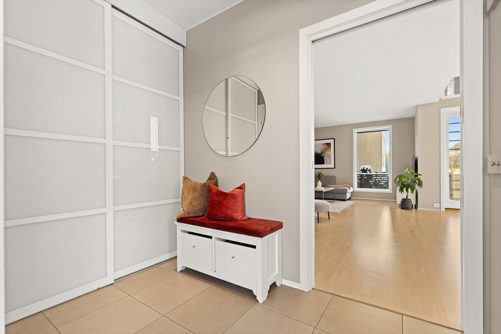 Skyvedørsgarderobe i entreen Galleribilde