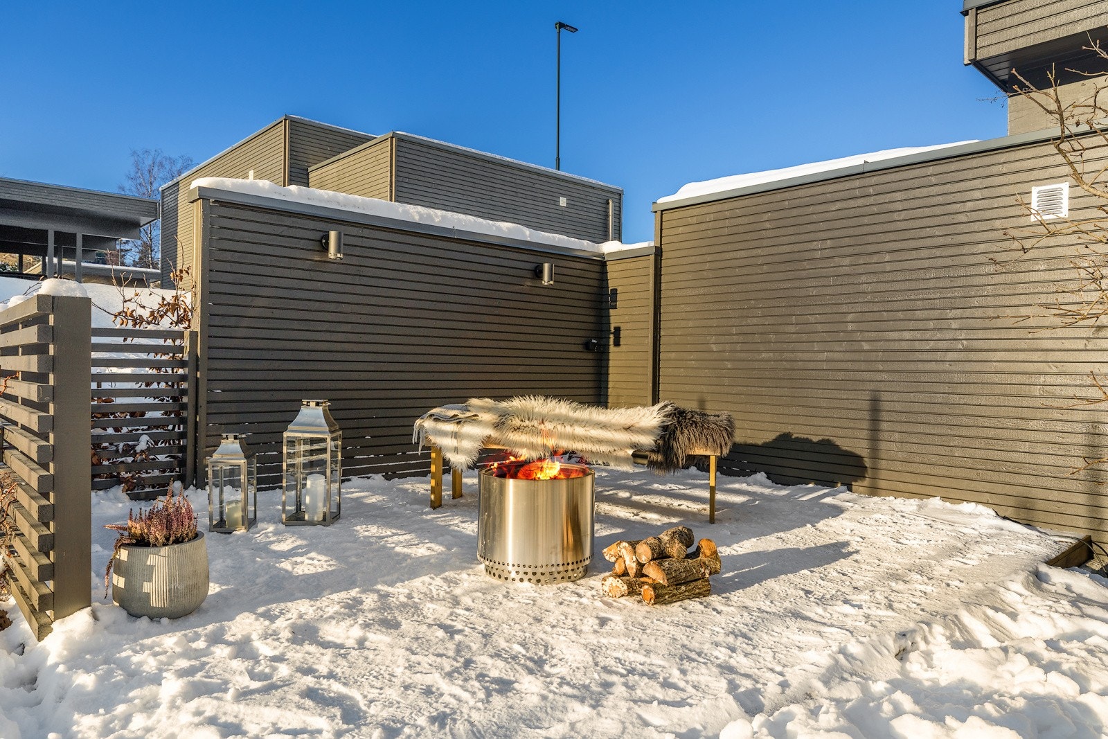 Plattingen foran boden er et lunt område fra tidlig vår og sen høst. Dette er et supert sted å ta frem bålpanne og sitte inntil veggen til boden. Galleribilde