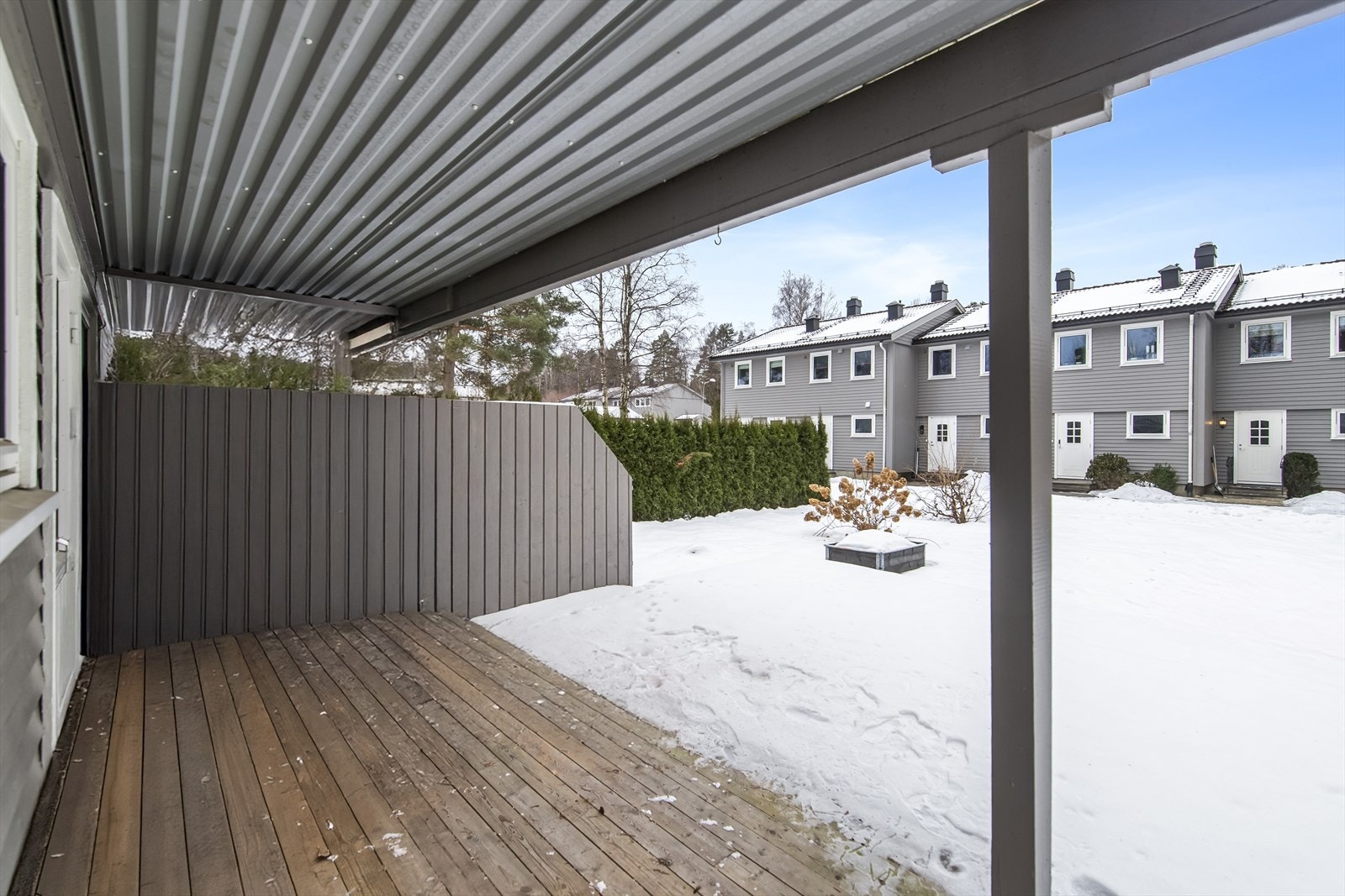 På baksiden av boligen disponeres en lettstelt hage, avskilt mot naboene med hekk. Galleribilde