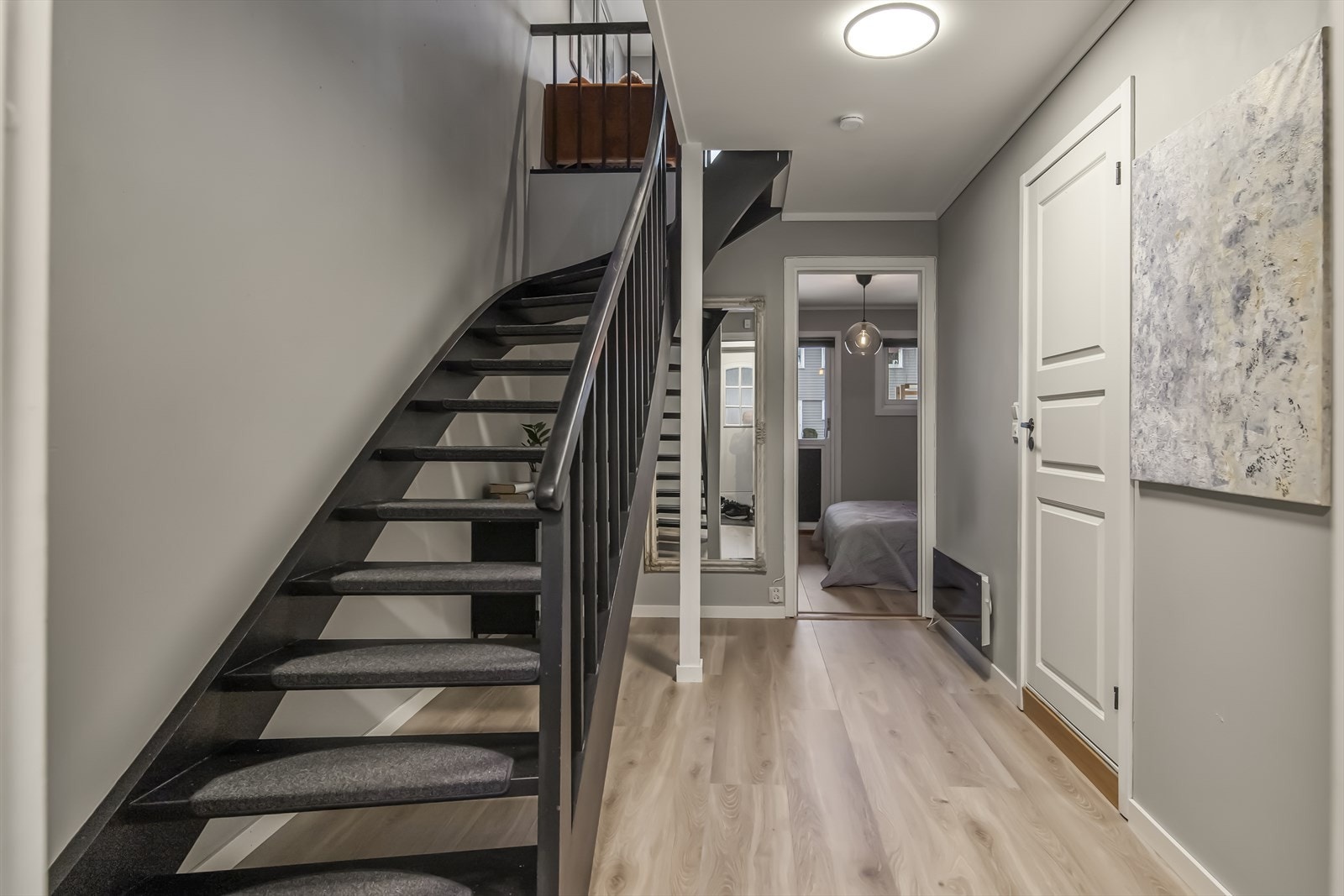 Bygningskroppen er godt vedlikeholdt av borettslaget. Det er bl.a. skiftet kledning, etterisolert, samt skiftet vinduer. Innvendig er leiligheten noe oppusset de siste årene og gir et godt inntrykk med pene overflater og innredning. Galleribilde