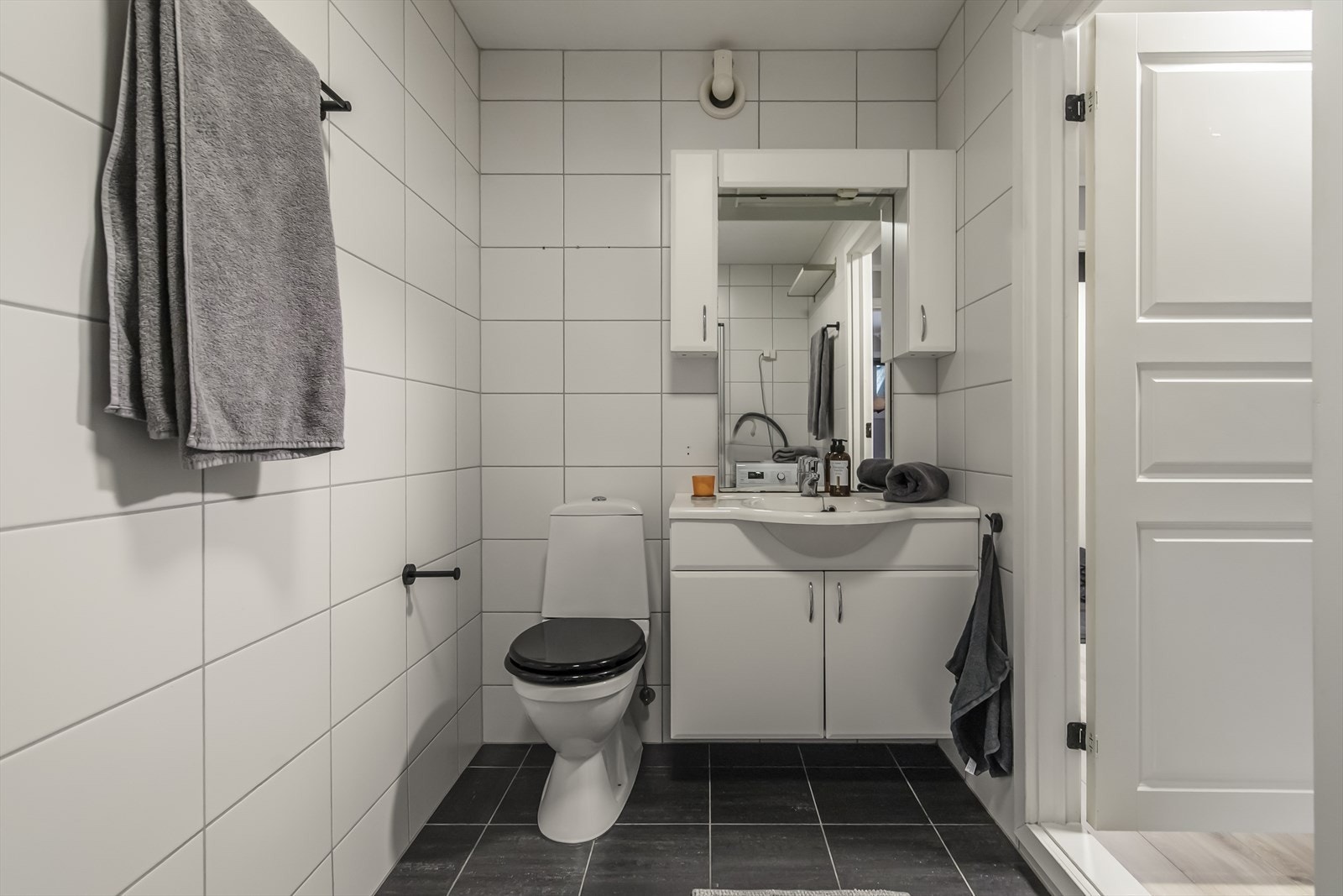 Baderommet er fra ca. 2005 og er helfliselagt. Galleribilde