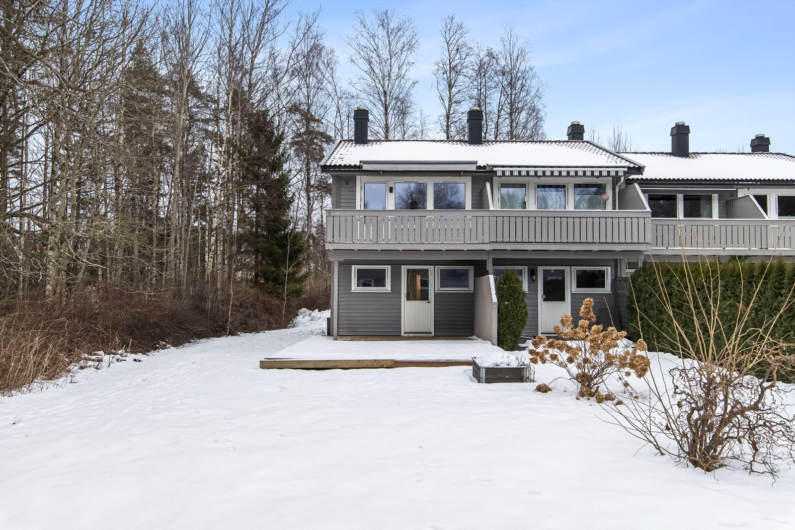 Hagen er sørvendt, noe som gir gode solforhold fra morgen til kveld. Her er det også lagt en platting, for opptimal utnyttelse, med plass til utemøbler og grill. Galleribilde