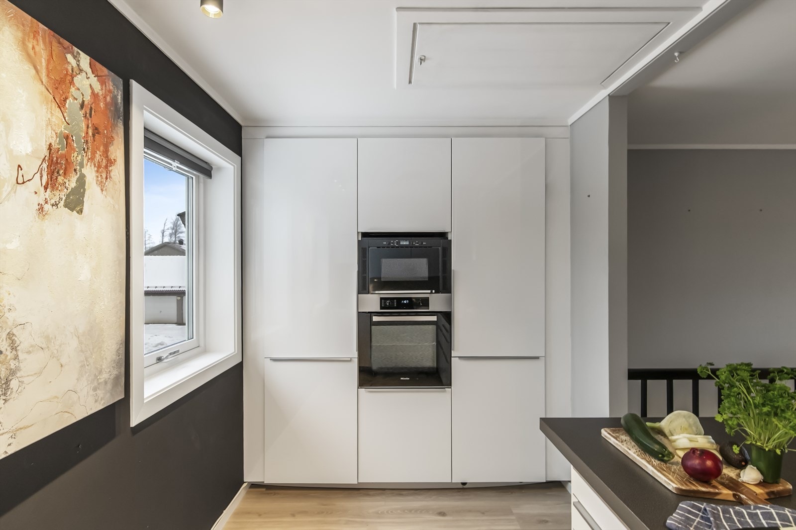 Moderne innredning fra 2018 med lyse, slette fronter og hvor det er godt med både benke- og skapplass. Galleribilde