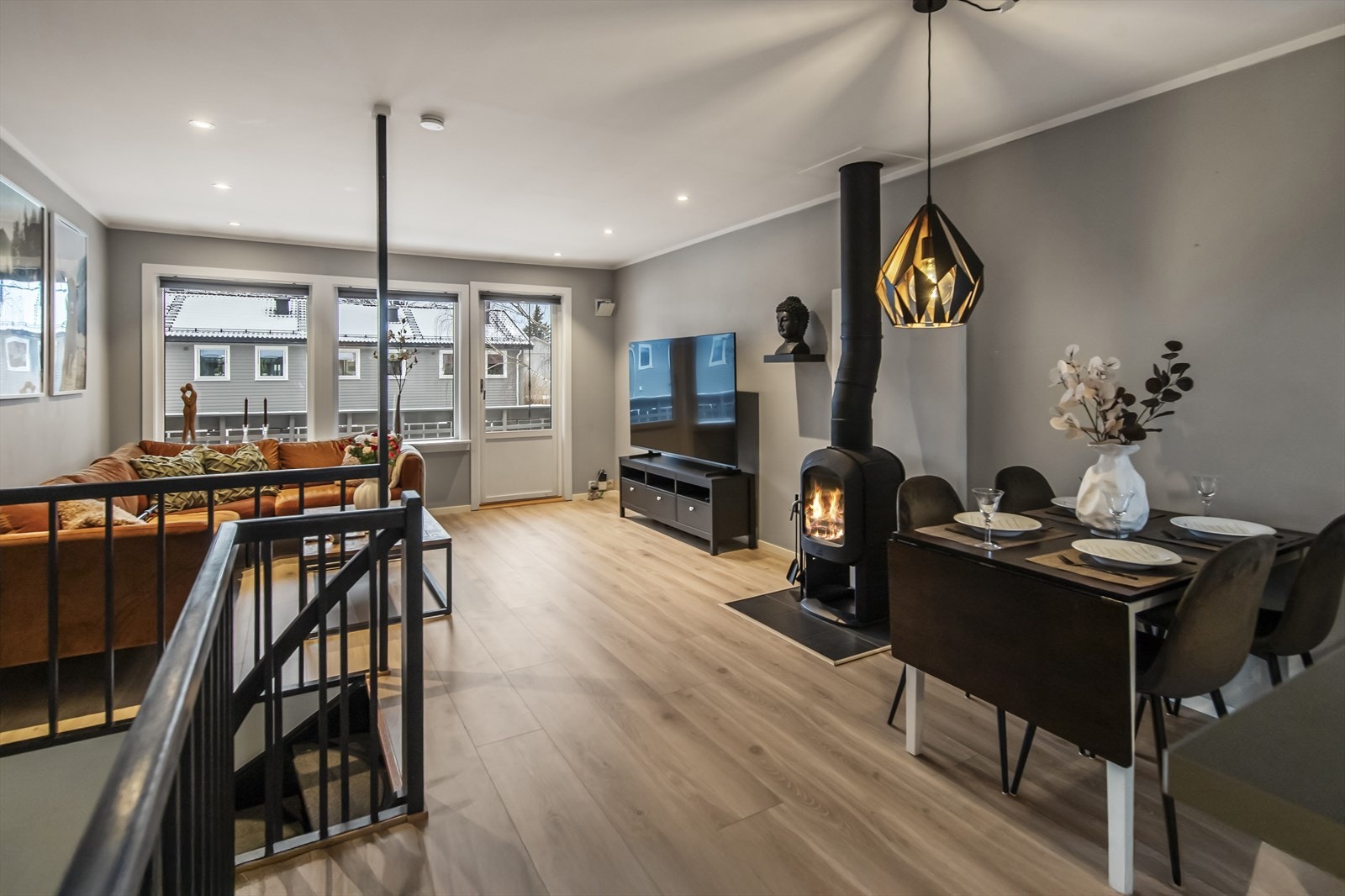 Stuen er et lyst rom med store vindusflater mot vest og plass til både salong og spisestue. Galleribilde