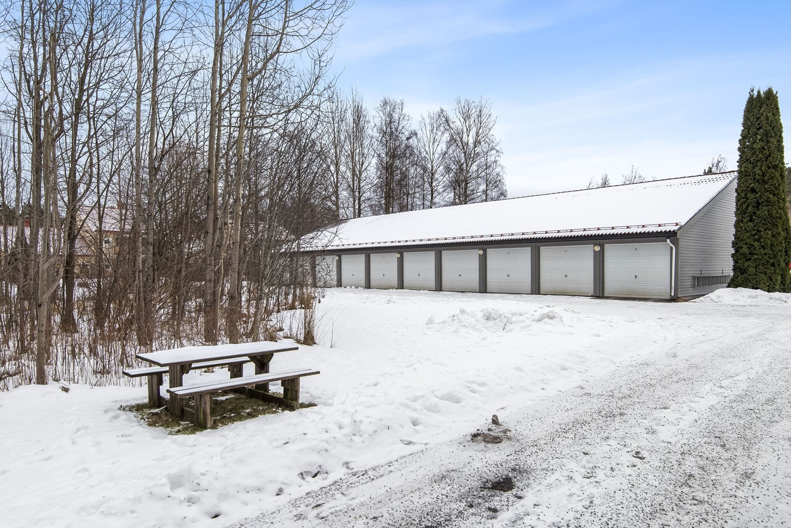 Garasje medfølger leiligheten og kostnaden er inkludert i felleskostnadene. Galleribilde