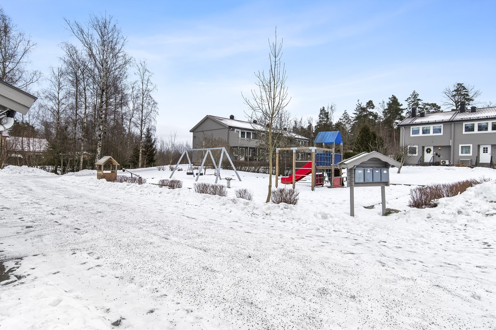 Borettslaget disponerer lekeplass med blant annet husker og klatretårn med sklie, ved siden av benker som legger til rette for sosiale sammenkomster. Galleribilde