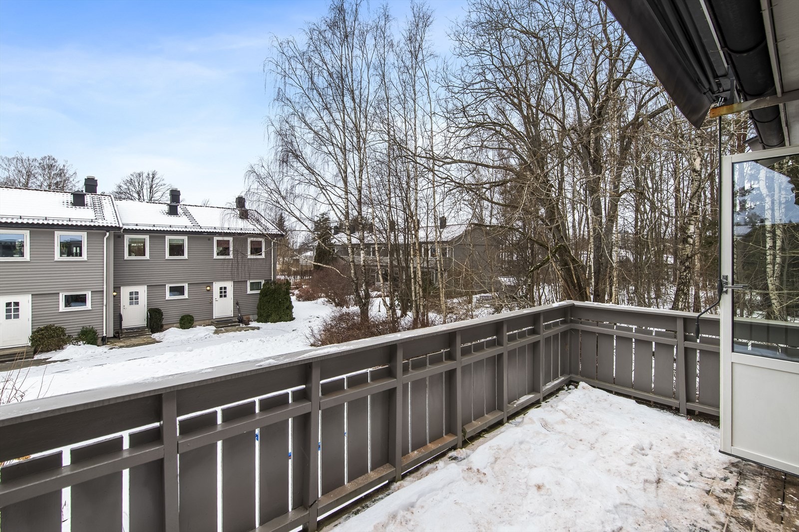 Fra stuen er det utgang til en stor balkong. Galleribilde