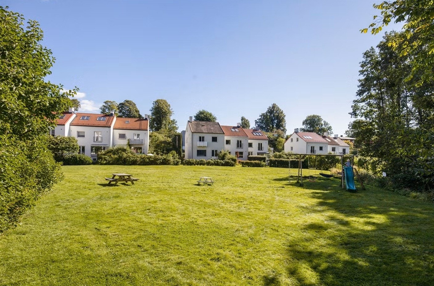 Flott felles parkanlegg utenfor tomten. Galleribilde